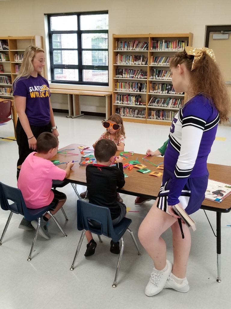 HS students talking to kindergarten students about what they are building with straws and pipe cleaners
