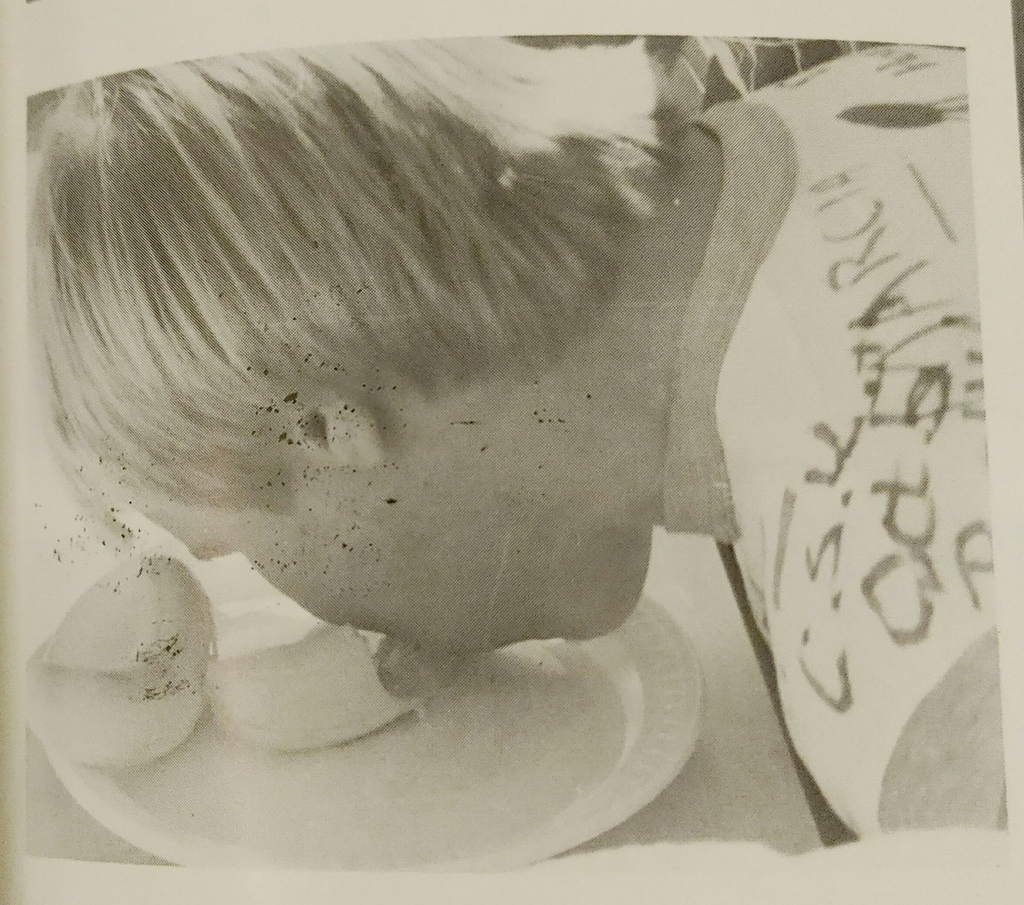 1986 student hands free eating