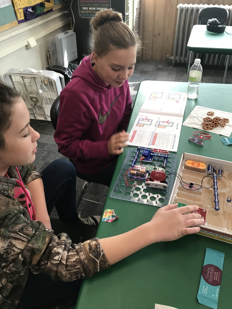 Middle schoolers making circuits work! 
