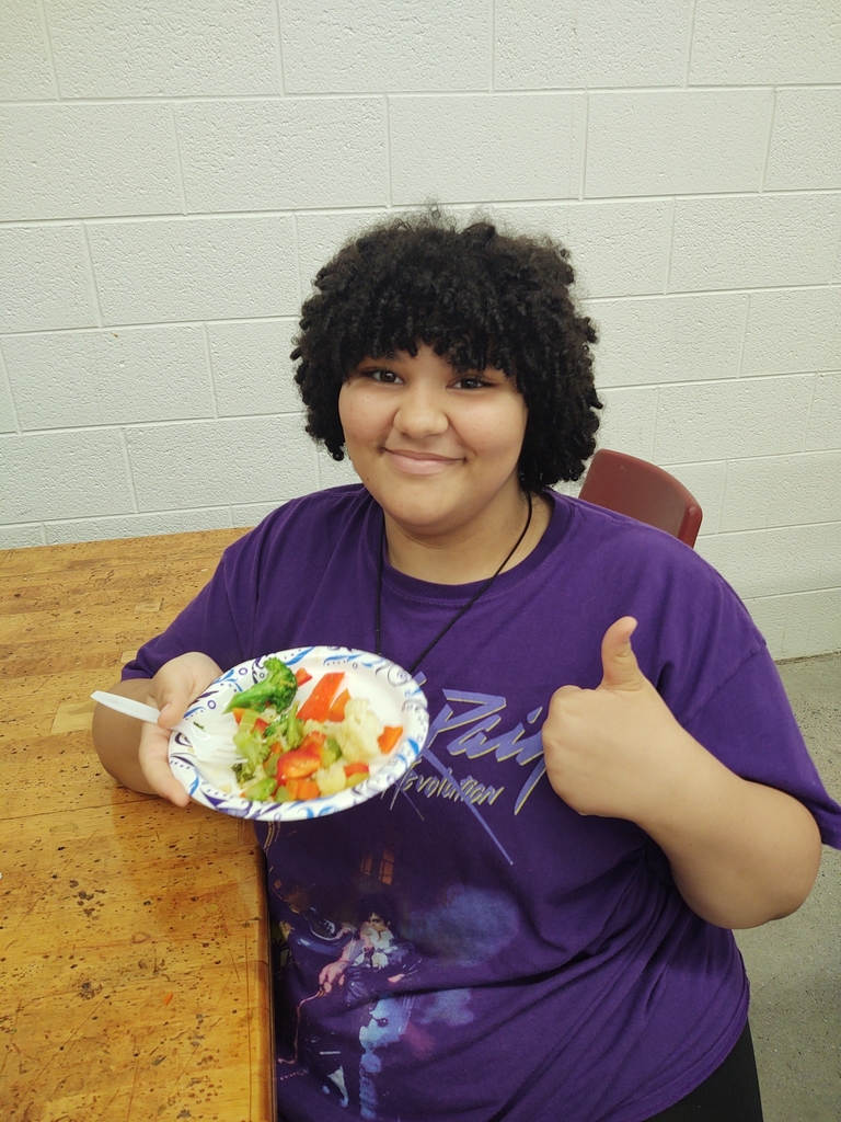 Students in Mrs. Stanley's 7th grade health class made vegetable stir fry in class today!
