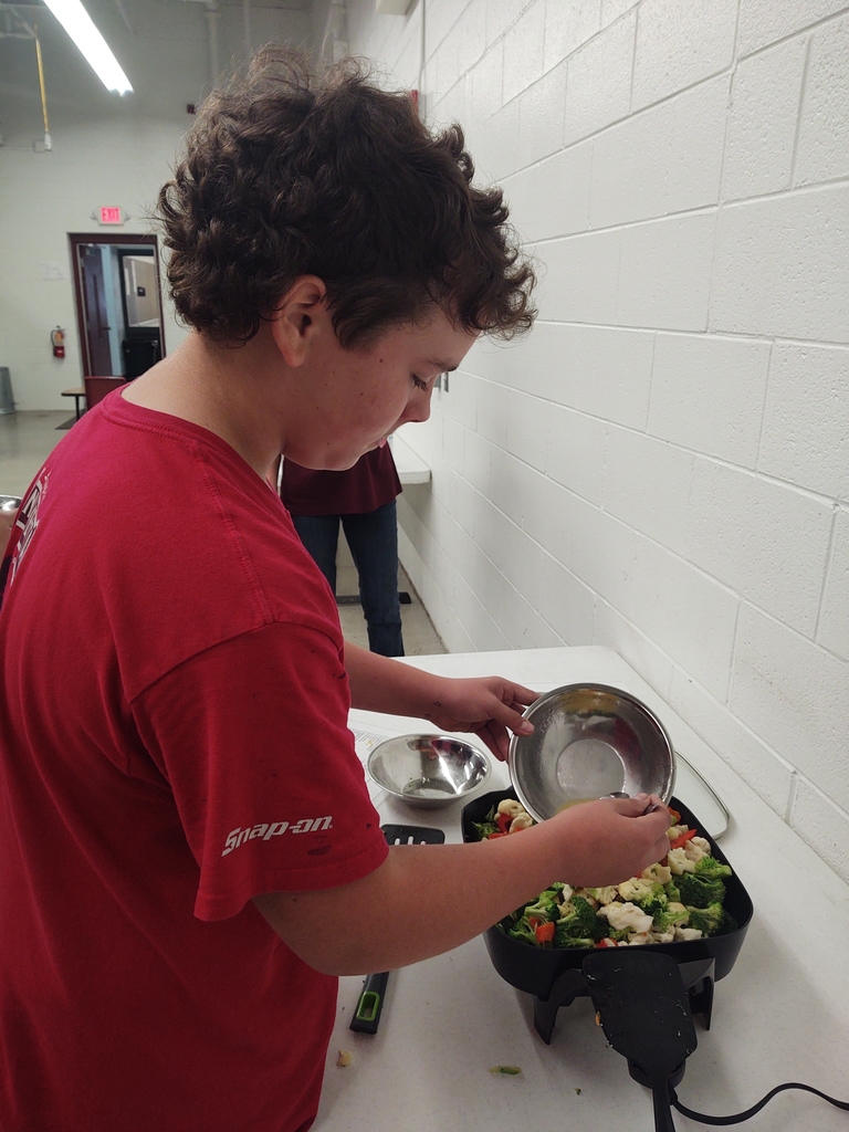 Students in Mrs. Stanley's 7th grade health class made vegetable stir fry in class today!
