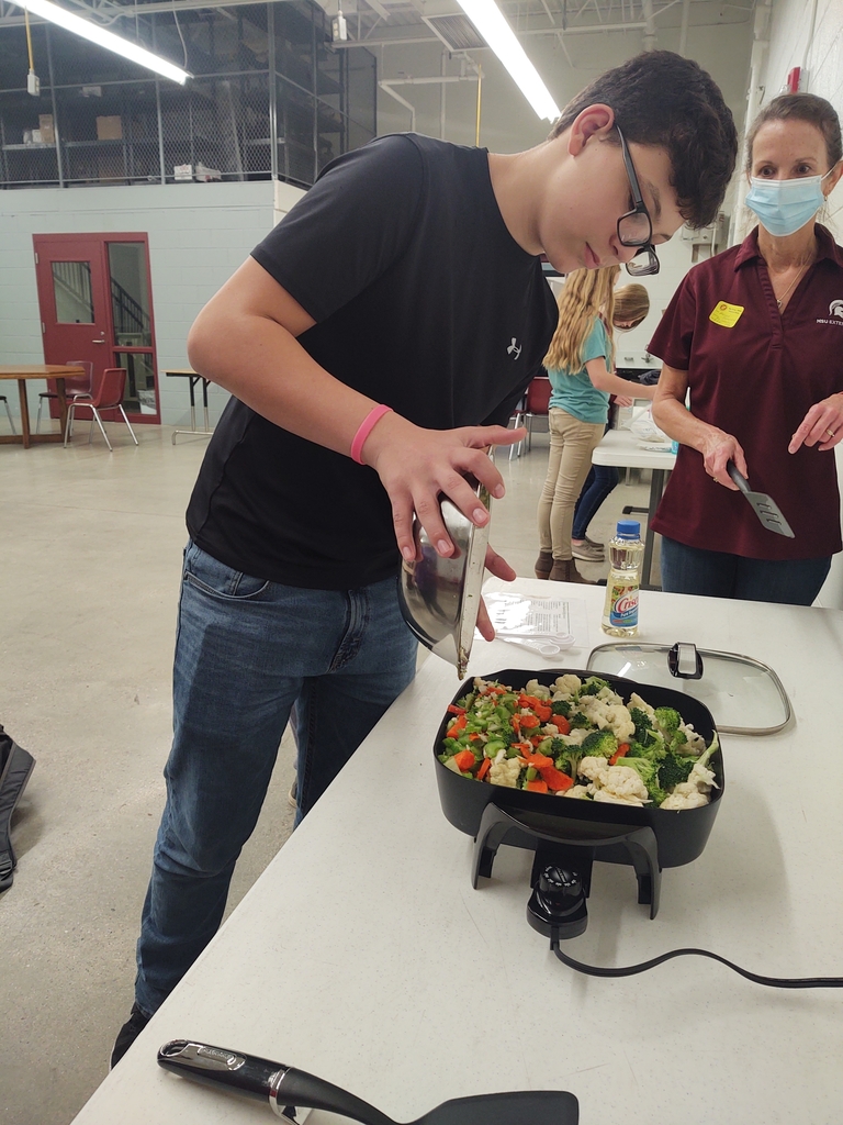 Students in Mrs. Stanley's 7th grade health class made vegetable stir fry in class today!