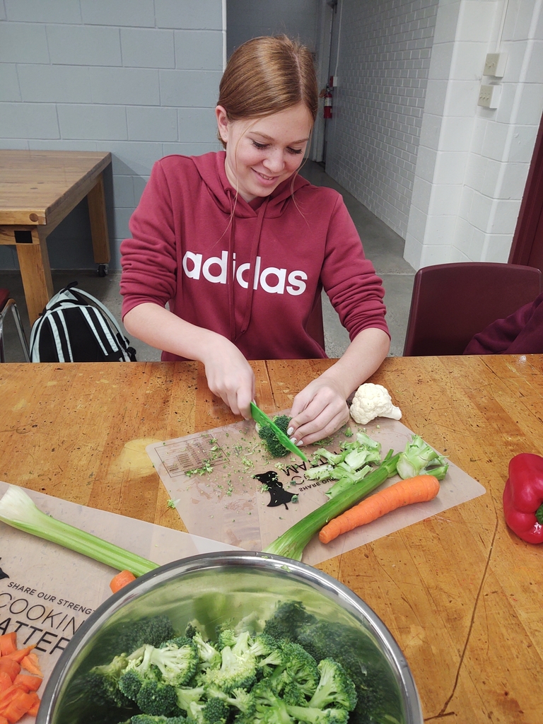 Students in Mrs. Stanley's 7th grade health class made vegetable stir fry in class today!