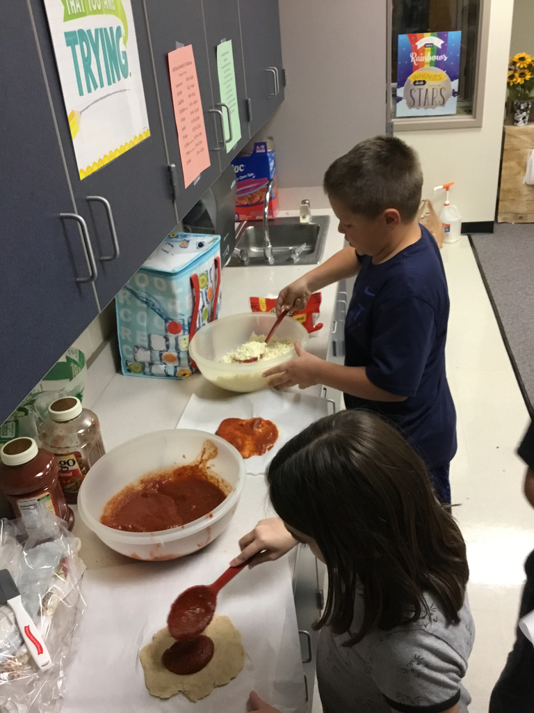 Valentina & Quinter working on their toppings