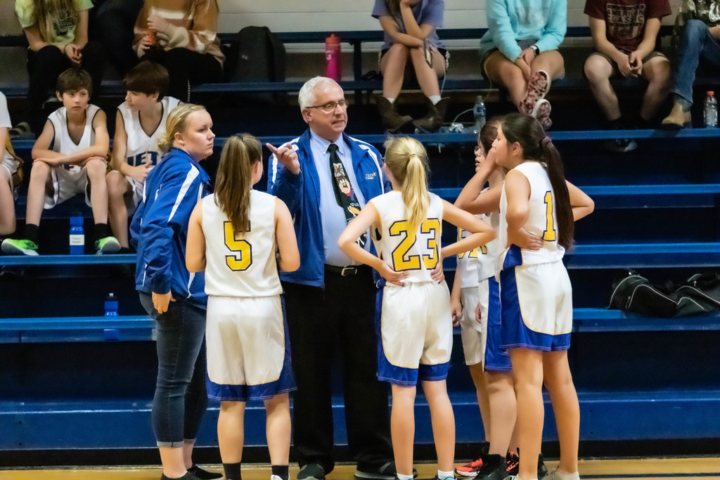 girls bb team huddle