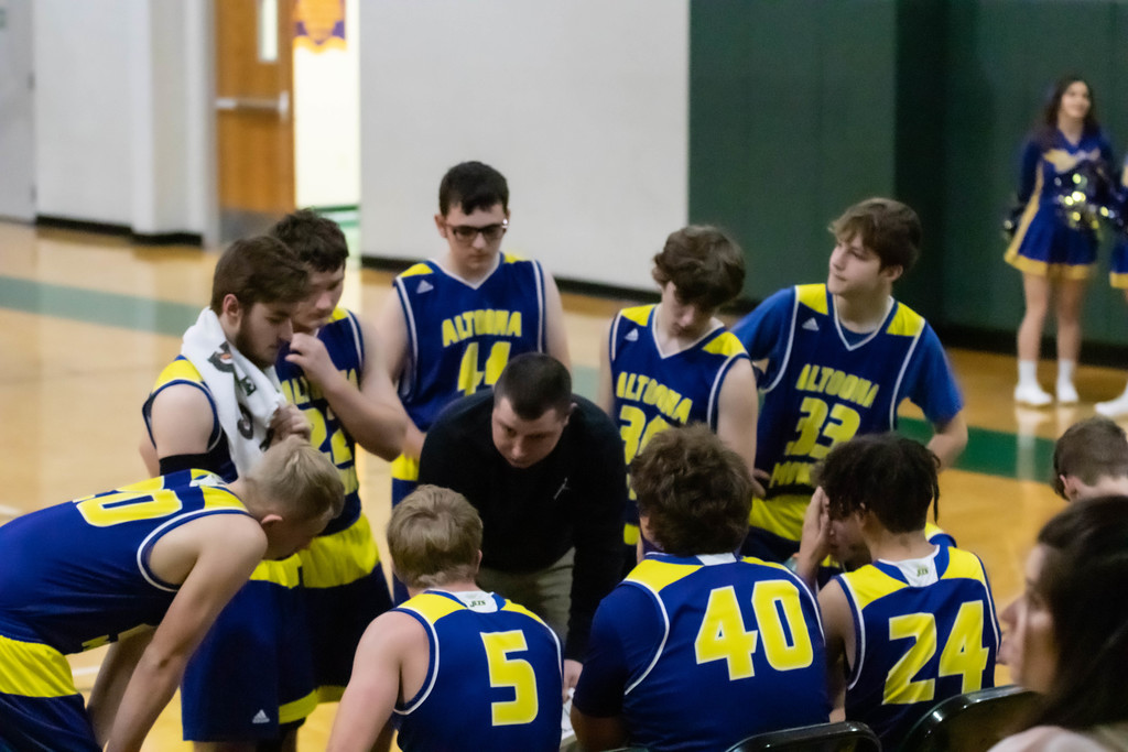 AMHS boys basketball huddle