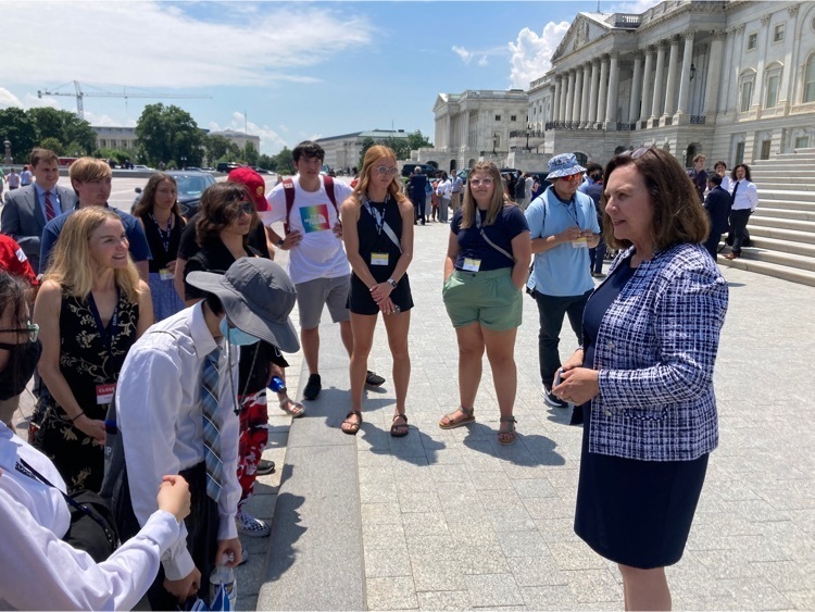 senator Deb Fischer meets with Nebraska students.