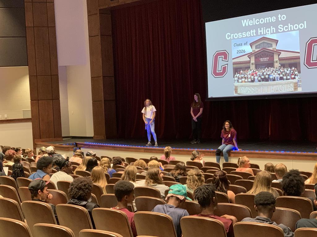 Freshmen and Student Ambassadors having fun at Freshman Orientation!
