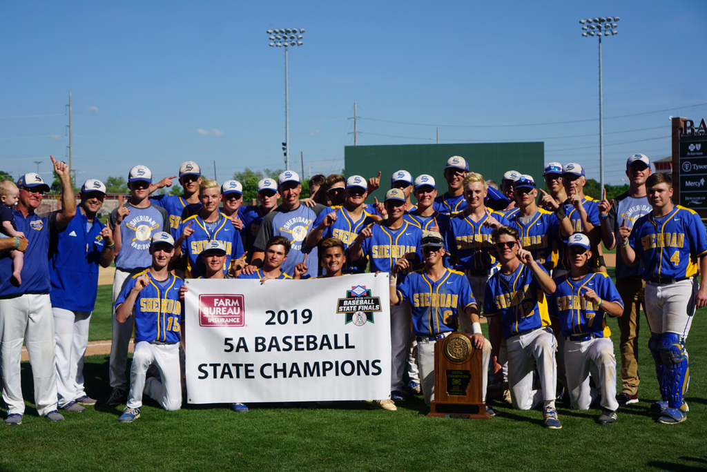 Image of baseball team with trophy