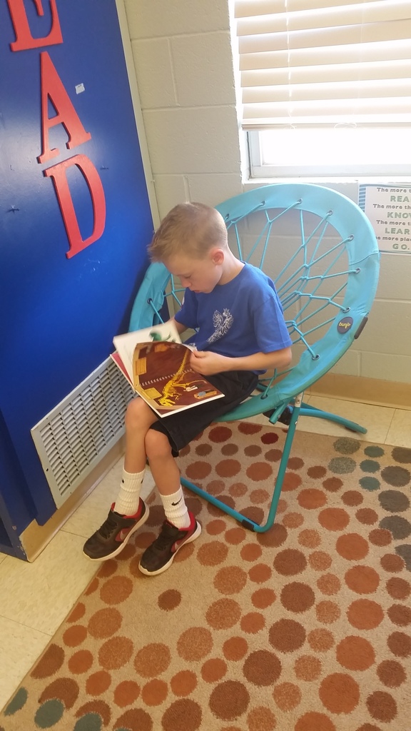2nd Grade loves to read!