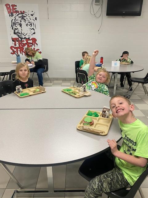 students eating lunch