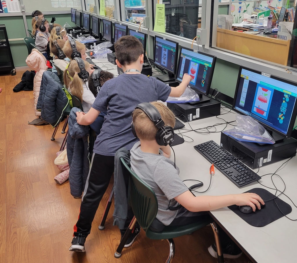 Helping kindergarten in the computer lab.