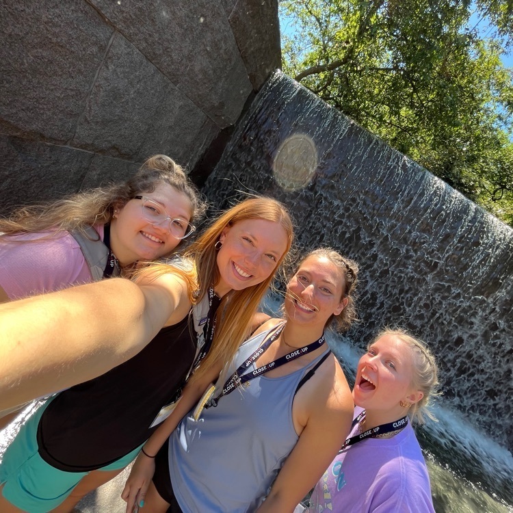 Close-Up Students enjoy the U.S.Mall