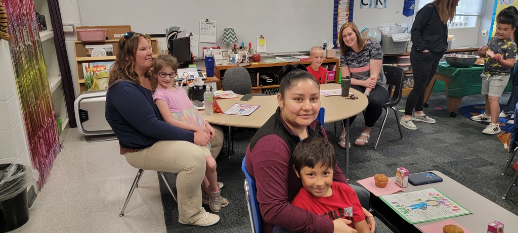 kindergarten students and their moms