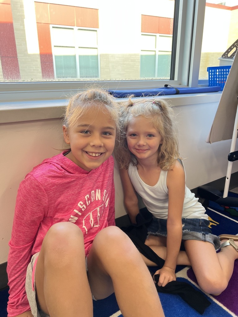 Check out these heartwarming moments as our 1st graders met their 4th-grade buddies! 