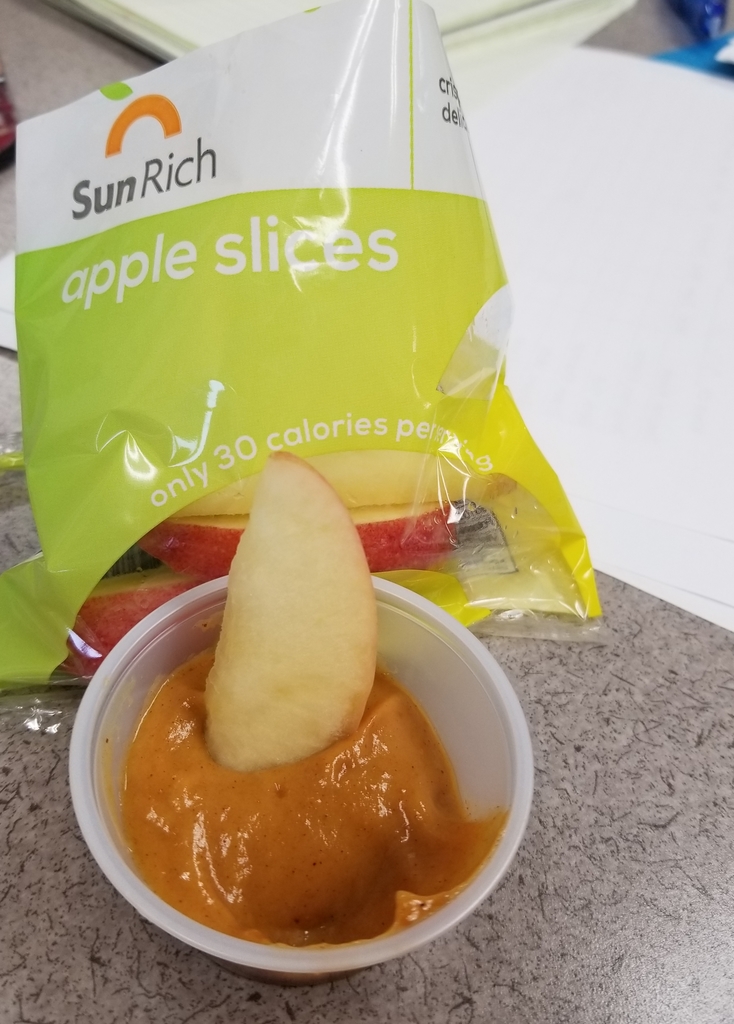 apple slices and pumpkin yogurt dip