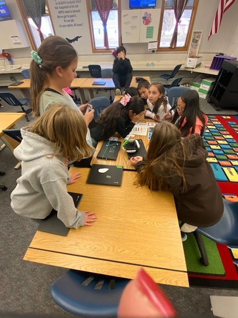 Students in Breakout EDU